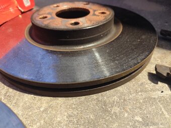 Predám predné brzdy Ford Focus 2 1.8TDCi 85kW - 7