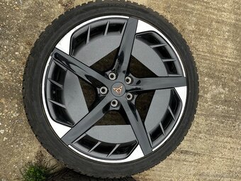 Kolesa Cupra Born 215/45 R20 - 7