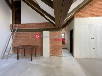 Nadštandartný podkrovný apartmánový byt na Hlavnej ulici (F4 - 7