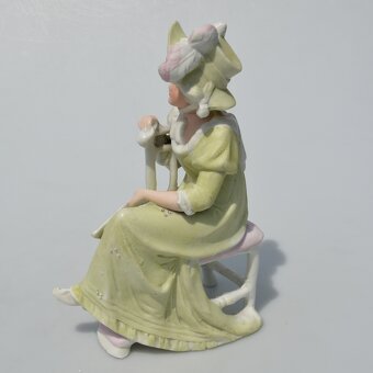 predané Starožitná porcelánová soška - Dáma na stoličke - 7