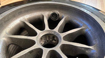Predám originálny stolík F1 pneu Pirelli-Ferrari Ch.Leclerc - 7