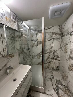 PREDÁM NADŠTANDARTNÝ, KOMPL.REKONŠ 1 IZB. BYT, 41 m2, SEKČOV - 7