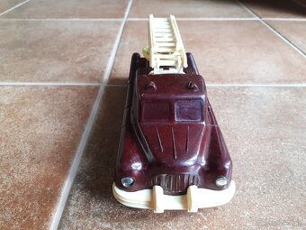 Stara hracka - Stare auto : Hasicske auto od IGRA - 7