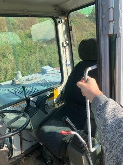 kolesovy bager Takeuchi - 7