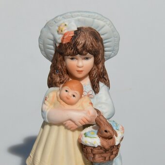 2 roztomilé porcelánové sošky z r 1982- Dievčatká s bábikami - 7