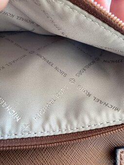 Michael Kors kožená crossbody kabelka - 7