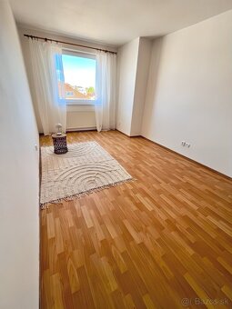 Nadčasový 3 izbový byt s výhľadmi a 2 balkónmi - 7