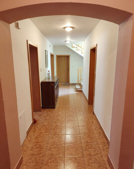 Priestranný 7-izbový rodinný dom s bazénom, altánkom a veľký - 7