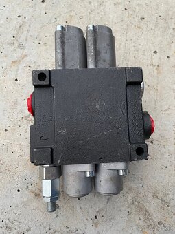 Predám nový dvoj sekciový hydraulivký rozdelovač - 7
