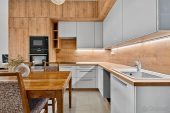 Na predaj 3-izbový byt so záhradkou a vlastným parkovacím mi - 7