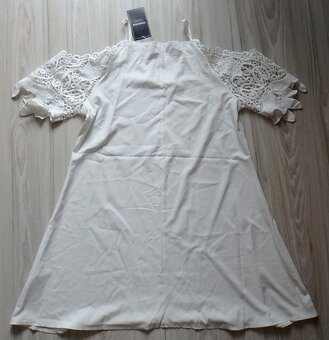 Biele minišaty s čipkou na rukávoch, v. M/L - 7