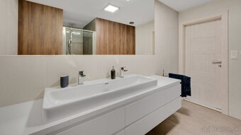 Luxusný byt s priestrannou terasou a jakuzzi - 7