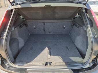 Volvo XC40 D4 Momentum AWD A/T za 23.900 € - 7