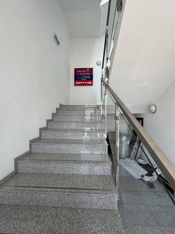 Vkusná komerčná budova v širšom centre Topoľčian. - 7