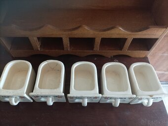 Starožitné koreničky v drevenej poličke - 7