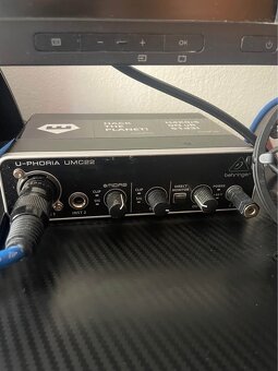 Herný PC + Monitory, mikrofón, zvukovka, stolík, stolička - 7