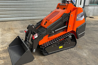 Predám pásový mininakladač o váhe 1580 kg - 7