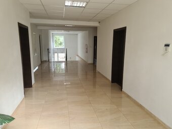 Kancelársky a skladový areál na okraji mesta. - 7