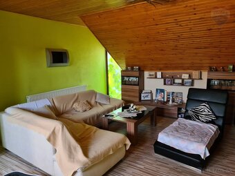 Rodinný dom s veľkým slnečným pozemkom v malebnej obci na Ho - 7