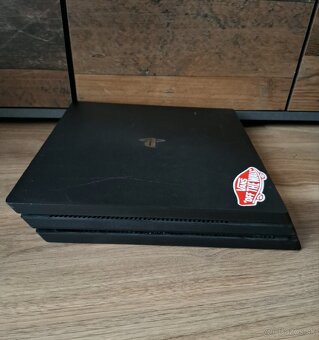 Playstation 4 pro + 2 ovládače + 2 hry - 7