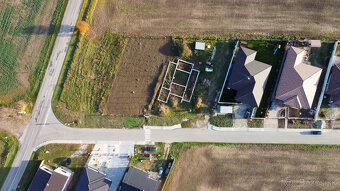 Na predaj stavebný pozemok so základovou doskou v Dolnom Vin - 7