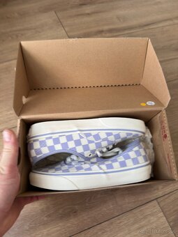 Vans. - 7