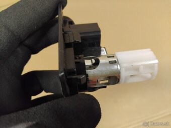 USB konektor - zásuvka AUX - 7