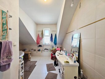 Predaj viacgeneračný RD v obci Bezenye - 7