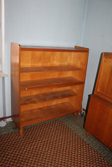 šicí stroj,skrina, knihovnička,sedačka. - 7