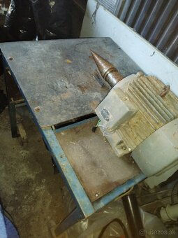 Predám kužeľová štiepačka na drevo 5,5 KW - 7