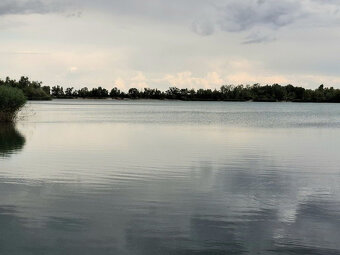 Pozemok 250m2, nízke náklady, elektrina, voda, 50m od jazera - 7