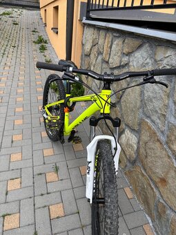 Kellys Whip 10, helma a chrániče - 7