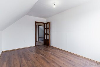 RD s garážou, gazdovský dom, pozemok 2390 m2 - MÉRA - 7