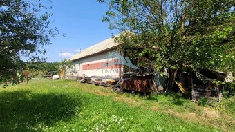 Rozsiahly pozemok (10 000m2) s viacerými budovami priamo vo - 7