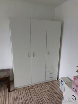 Darujem za odvoz - skrine, písací stôl, válendy - 7