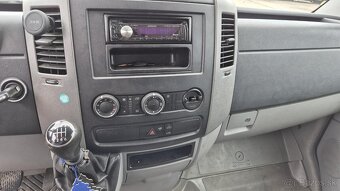 Prodám VOLKSWAGEN CRAFTER 2,0 TDi 100 kW skříňový - 7