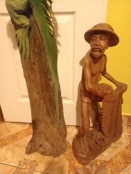 Drevena socha leguany,loviaci rybár - 7