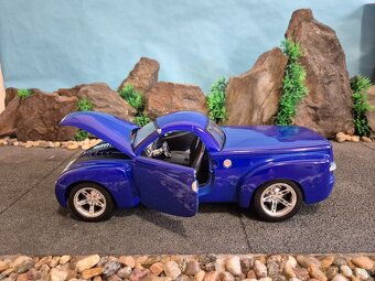 Prodam model 1:18 chevrolet SSR - 7