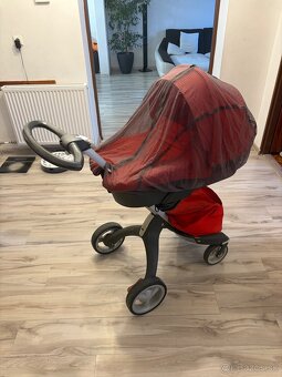 Predám kočík Stokke Xplory V5 – trojkombinácia, červený - 7