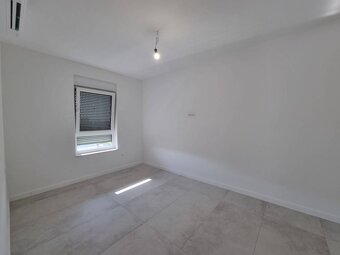 CHORVÁTSKO - Moderné apartmány neďaleko peknej pláže - VODIC - 7