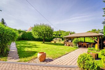 RODINNÝ dom s bazénom a krásnou záhradou - 7