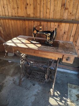 Starý šijací stroj - 7