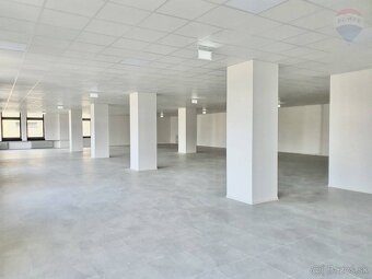 Na prenájom - komerčný priestor, predajňa Partizánske centru - 7