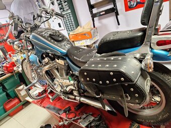Suzuki Intruder - 7