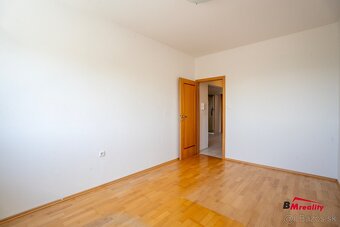 Tichá lokalita v objatí prírody: 3-izbový byt s balkónom - 7