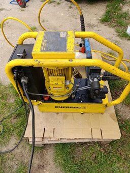Hydraulický agregát ENERPAC s piestom a ovládaním - 7