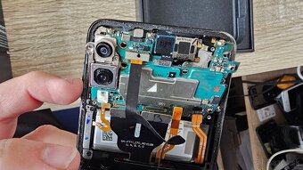 Poškodený Samsung Galaxy Z Flip 4 na diely - 7