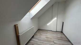 Priestranný zrekonštruovaný rodinný dom na prenájom v Lozorn - 7