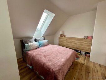 Moderný rodinný dom v tichej ulici s nádherným pozemkom - 7