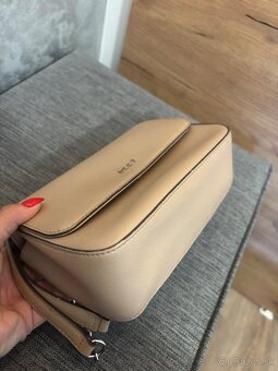 Dkny krémová crossbody - 7